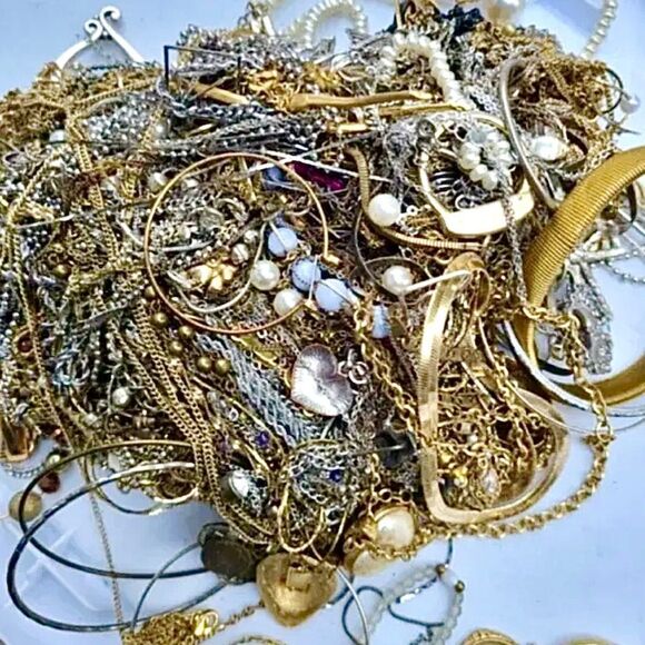 HUGE 4 LBS Vintage Now Jewelry Lot- MASSIVE Inventory PREMIUM MYSTERY BOX - Picture 5 of 12